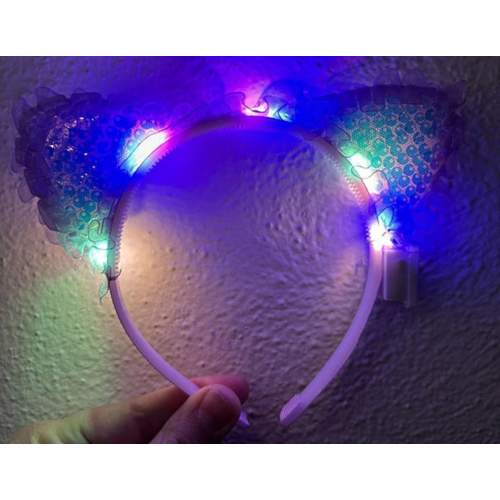 Kenarları Dantelli Mor Pullu Payetli Led Işıklı Kedi Kulak Taç 17x19 cm Kenarları Dantelli Mor Pullu Payetli Led Işıklı Kedi Kulak Taç 17x19 cm