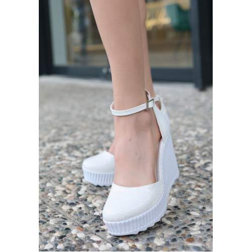 Beyaz Rugan Dolgu Topuk Ayakkabı Beyaz Rugan Dolgu Topuk Ayakkabı
