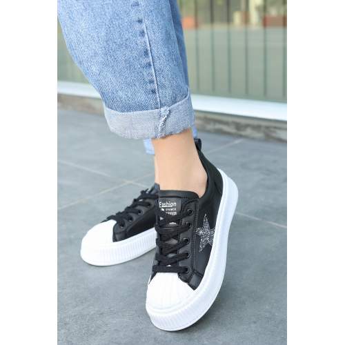 Siyah Cilt Beyaz Tabanlı Bağcıklı Spor Ayakkabı Siyah Cilt Beyaz Tabanlı Bağcıklı Spor Ayakkabı