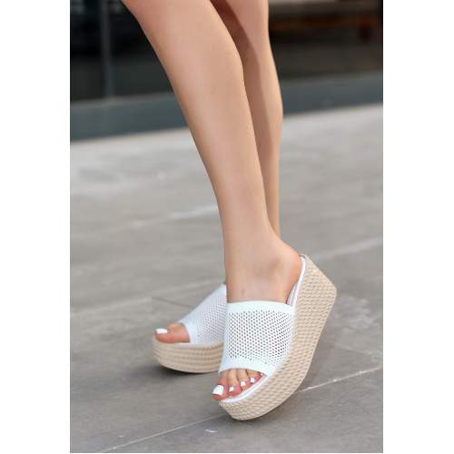 Beyaz Triko Dolgu Topuk Terlik