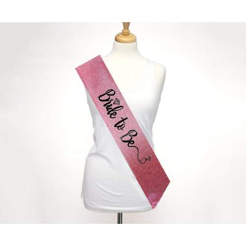 Pembe Üzeri Siyah İtalik Alyanslı Bride To Be Yazılı Simli Işıltılı Kuşak Kemer 10 cm Genişlik Pembe Üzeri Siyah İtalik Alyanslı Bride To Be Yazılı Simli Işıltılı Kuşak Kemer 10 cm Genişlik