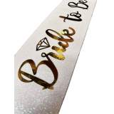 Beyaz Üzeri Altın İtalik Alyanslı Bride To Be Yazılı Simli Işıltılı Kuşak Kemer 10 cm Genişlik Beyaz Üzeri Altın İtalik Alyanslı Bride To Be Yazılı Simli Işıltılı Kuşak Kemer 10 cm Genişlik